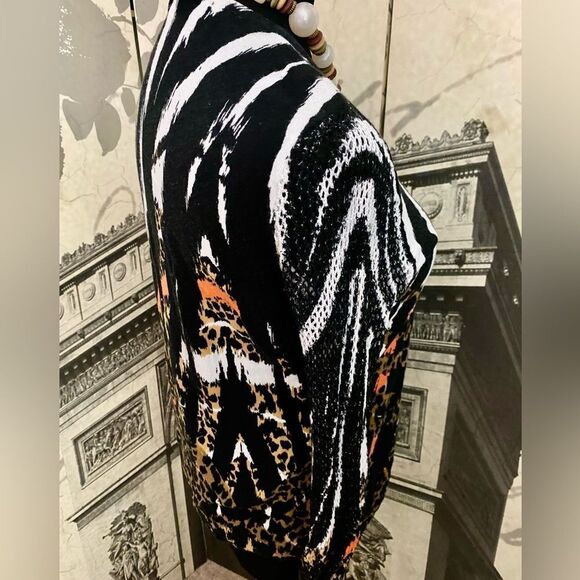 Beautiful blouse by Peter Nygard in Petite medium - Picture 2 of 3